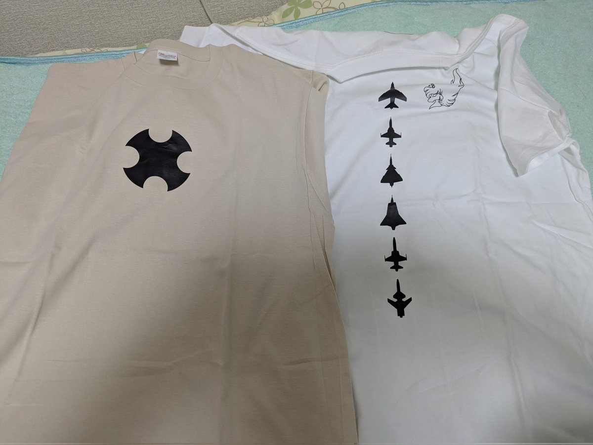 raku_raku_m's tweet image. 今回のワンフェスは例によって他卓見て回る余裕無かったんですが事前情報でエリア88のTシャツがモデルアートさんの所で販売されるというツイート見て狙ってゲット。
2種類あるんですって言われたら2種類買っちゃいますよね。
表はシンのヘルメット模様とか歴代乗機。裏にもネタが仕込んであります。