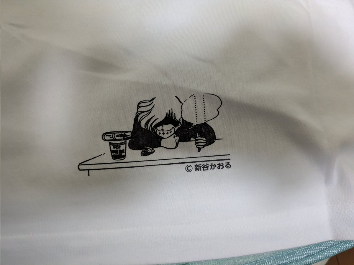 raku_raku_m's tweet image. 今回のワンフェスは例によって他卓見て回る余裕無かったんですが事前情報でエリア88のTシャツがモデルアートさんの所で販売されるというツイート見て狙ってゲット。
2種類あるんですって言われたら2種類買っちゃいますよね。
表はシンのヘルメット模様とか歴代乗機。裏にもネタが仕込んであります。