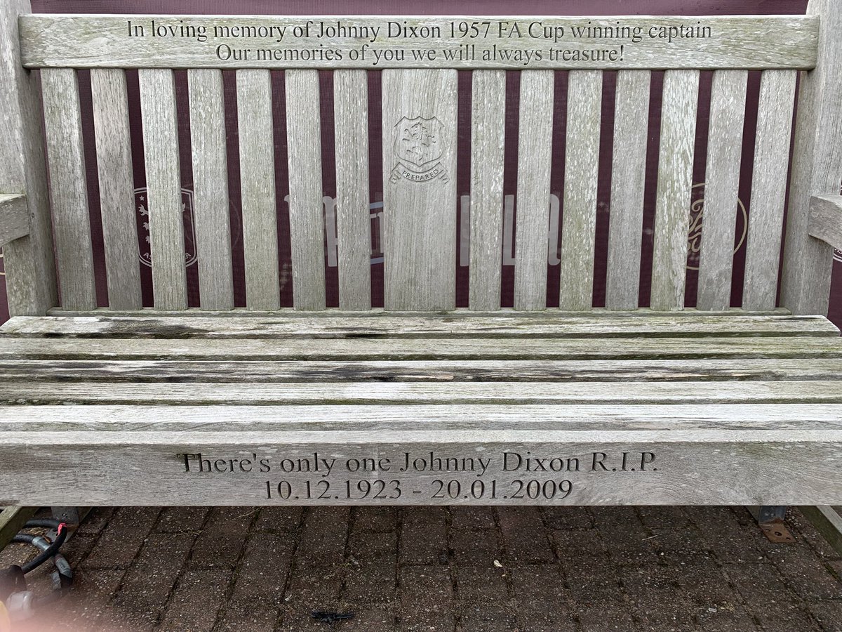 Primetimeperry's tweet image. Johnny Dixon’s bench in the North Grounds 🫶🏻🟣🔵
#AVFC #AstonVilla