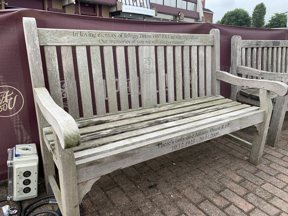 Primetimeperry's tweet image. Johnny Dixon’s bench in the North Grounds 🫶🏻🟣🔵
#AVFC #AstonVilla