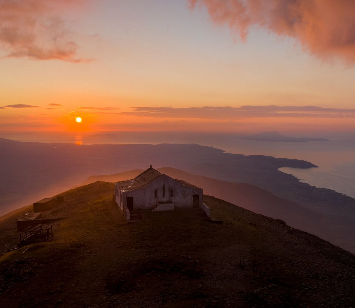 ThisIsIreland3's tweet image. On the last Sunday in July, pilgrims climb Ireland's holiest mountain - Croagh Patrick in County Mayo๐
This is an annual tradition that is held in honour of Saint Patrick, who is said to have spent forty days fasting on the mountain in the 5th century ๐โฐ๏ธ
๐ธ Gareth McCormack