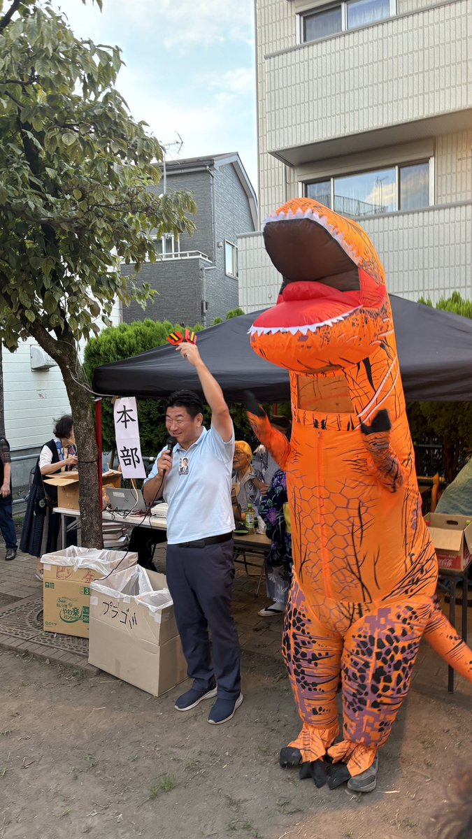 kuro1_jp's tweet image. 今日も様々なイベントに伺いました。スイカ割り大会や、方南町日曜まつり、かせい阿波おどり大会、百観音明治寺献灯会、盆踊り大会など。夏を満喫しています。一方、伺う先々で選挙や政治、自民党に関する要望や疑問、ご意見を多数いただいています。黒崎祐一を見かけたら気軽に声をかけてください！…