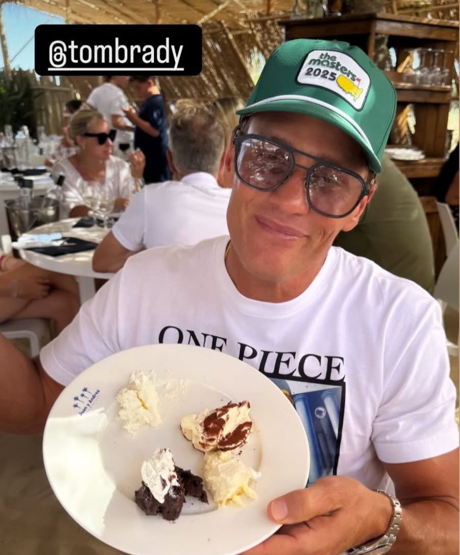 phillynextdoor's tweet image. Tom Brady with a ONE PIECE T-shirt?!? 🏴‍☠️