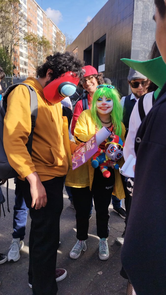 La vi en SOFA 2 veces ya (y agarro la pomni jejeej)