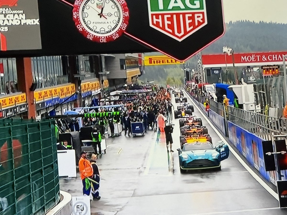 margaretojalvo's tweet photo. #BelgicanGP #F1 #Formationlap 
#redflag y se suspende  la largada @juadom01  @TierrasyGanados pics #MO #espn https://t.co/J4MIh1MAkz