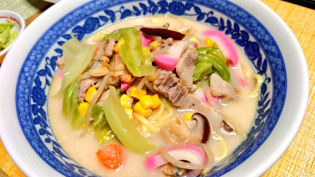 yumeot's tweet image. 今日の夕飯でした😺
人生で初めてちゃんぽん作った！お店ほど濃厚じゃないけど、なかなか美味しい