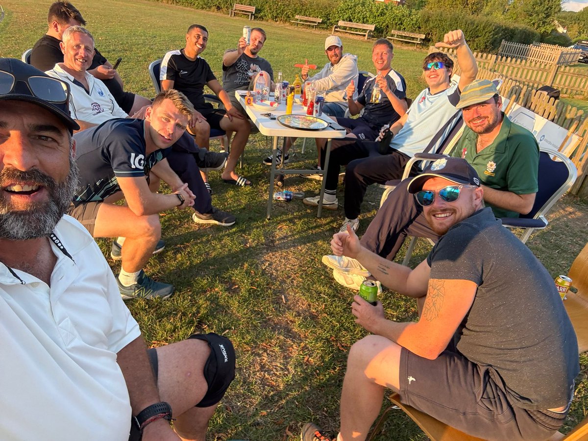 Great team spirit from the 1s yesterday, enjoying each other’s company after a hard fought win over Kingsclere. 2s also had a great win over top of the league Sherfield. 
What a place. Long live the Hill 🌳 🌳❤️