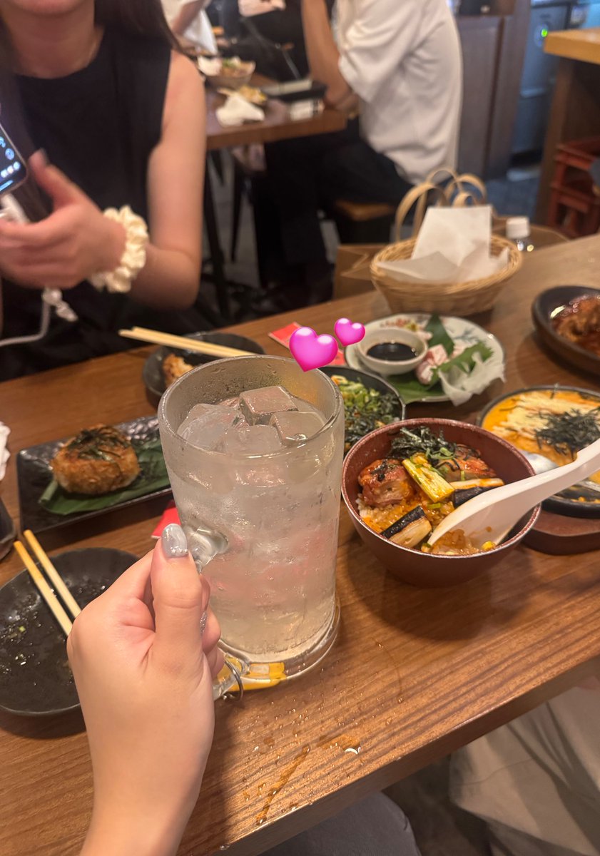 Bw04U's tweet image. 彼氏無し23歳OL飲み会
ちなみに全員メガジョッキ。ありですか？