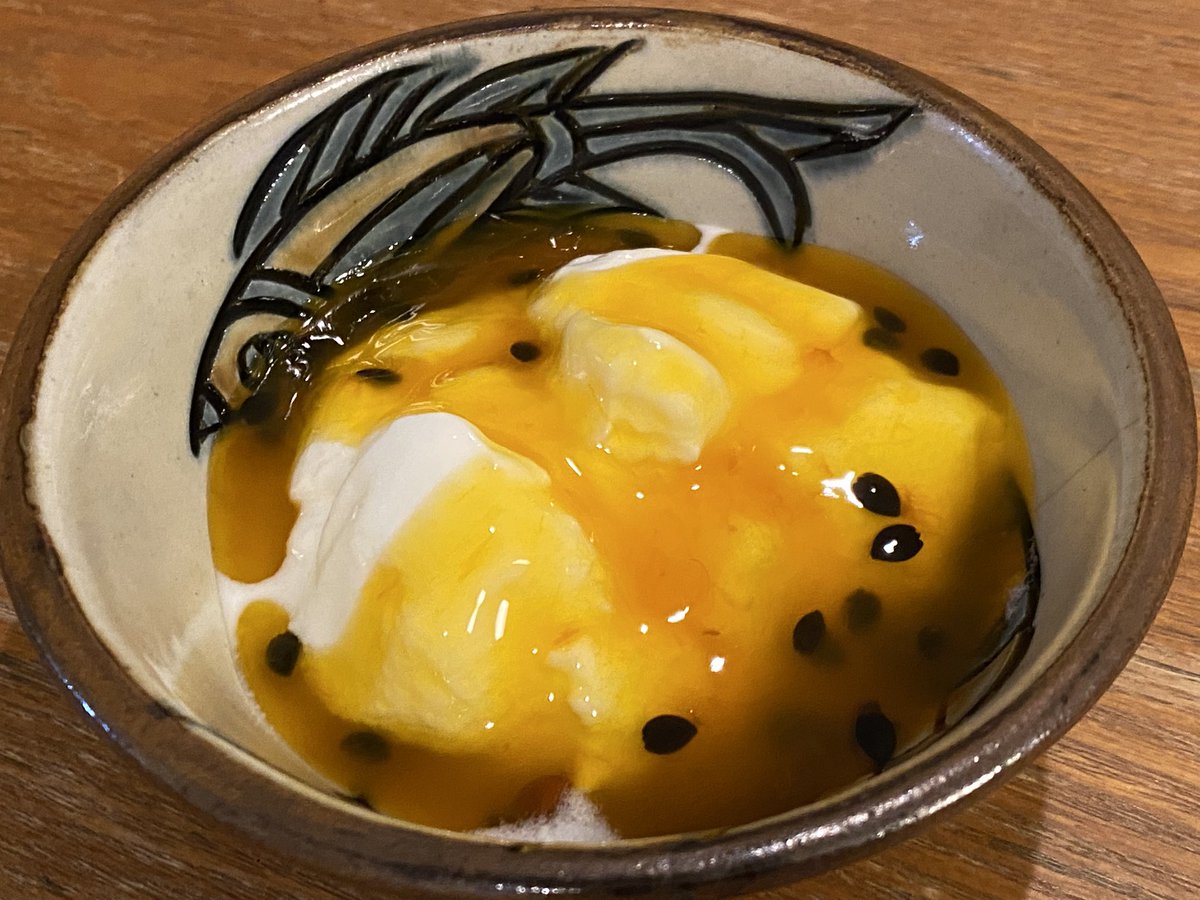 kunikuna29's tweet image. パッションフルーツの写真が出て来たので、22時なのにヨーグルトと共に食べてしまった…