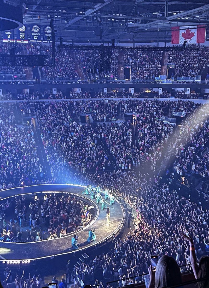 Point__Pop's tweet image. Katy Perry em mais um show lotado da sua turnê 'The Lifetimes Tour', no Canadá.
.