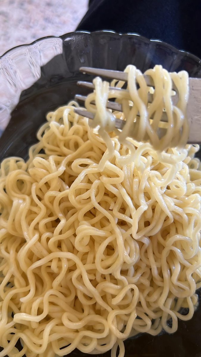 كتب ريان معروف رئيس تحرير شبكة السويداء24: 
تفضلوا على الميسور. قلة الاكل مش عيب، قلة الكرامة والشماتة بتجويع مئات آلاف المدنيين والتحريض على استمرار حصارها هو العيب.

ولك صحة وهنا عقلبنا..