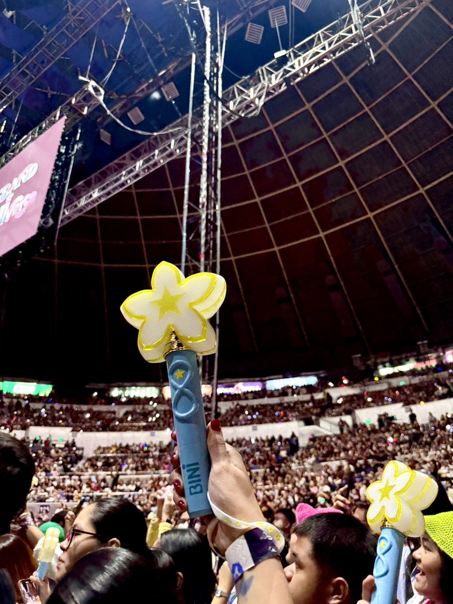 mariel_1001's tweet image. Congrats, BINI! 👏🏻 Grand BINIverse is truly one for the books 🌸
BINI Dominates New Hue
#BINIxTheNewHueVMA2025 #BINI