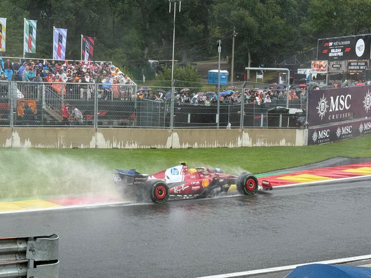 robertofunoat's tweet image. Giro dietro SC e subito bandiera rossa #F1 #BelgianGP #Race #RedFlag