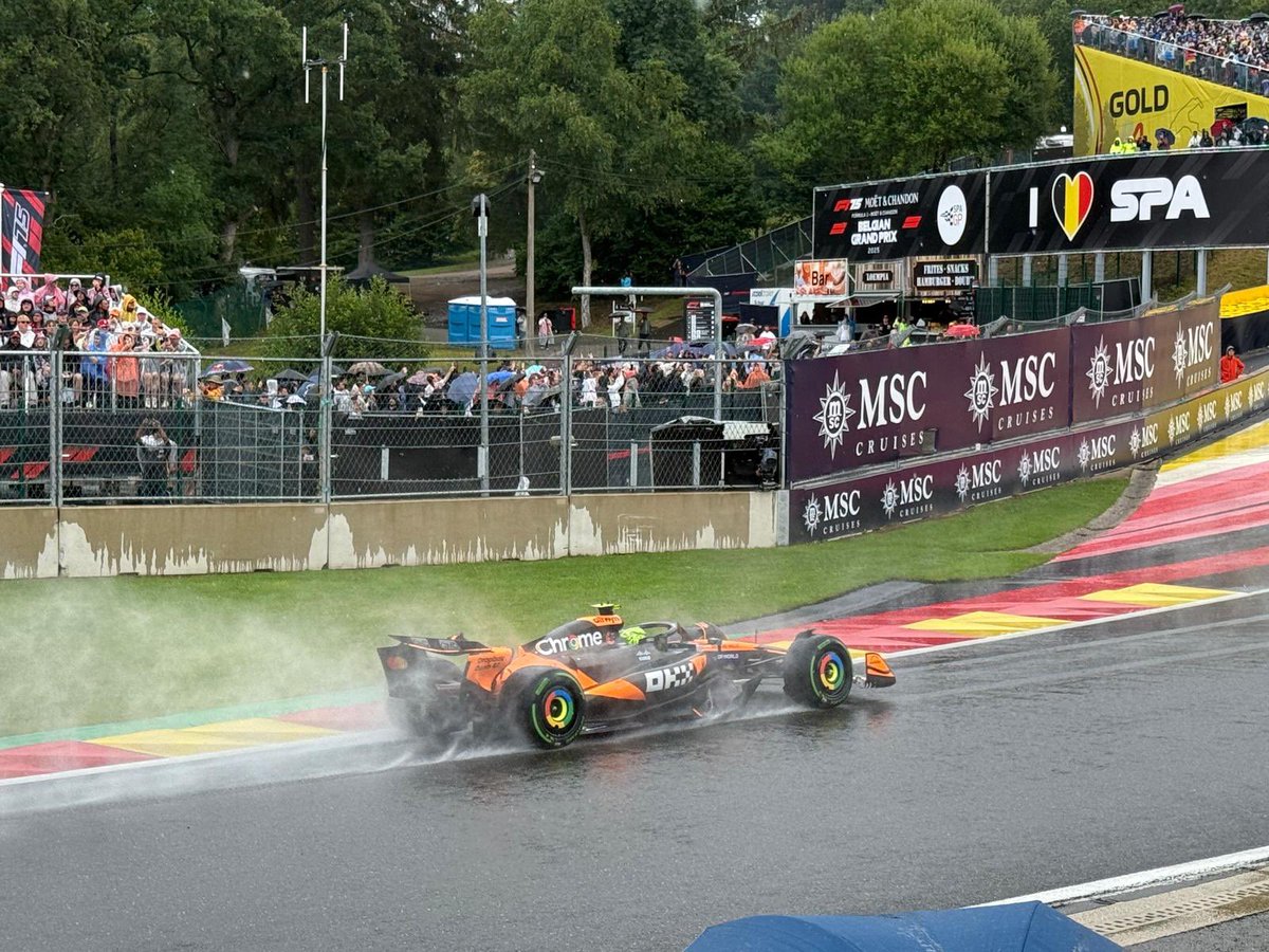 robertofunoat's tweet image. Giro dietro SC e subito bandiera rossa #F1 #BelgianGP #Race #RedFlag