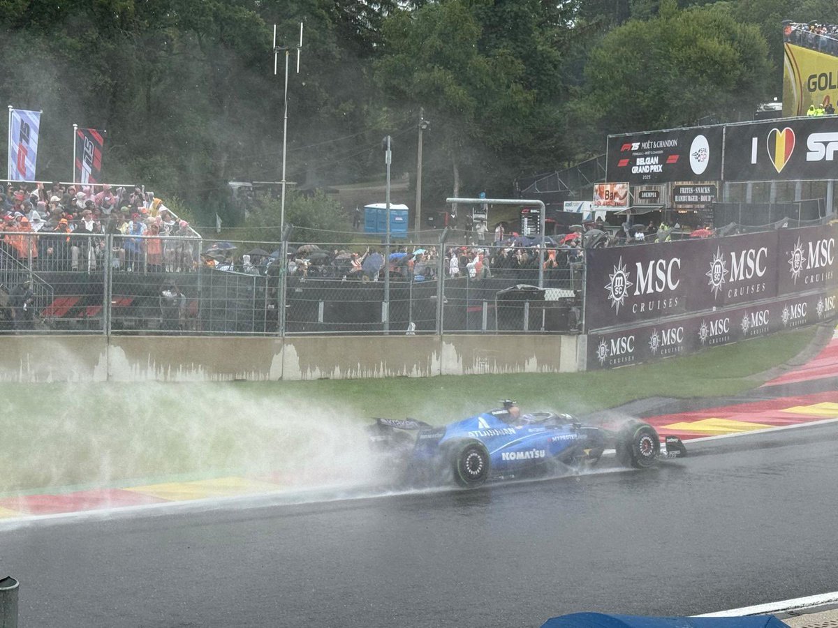 robertofunoat's tweet image. Giro dietro SC e subito bandiera rossa #F1 #BelgianGP #Race #RedFlag