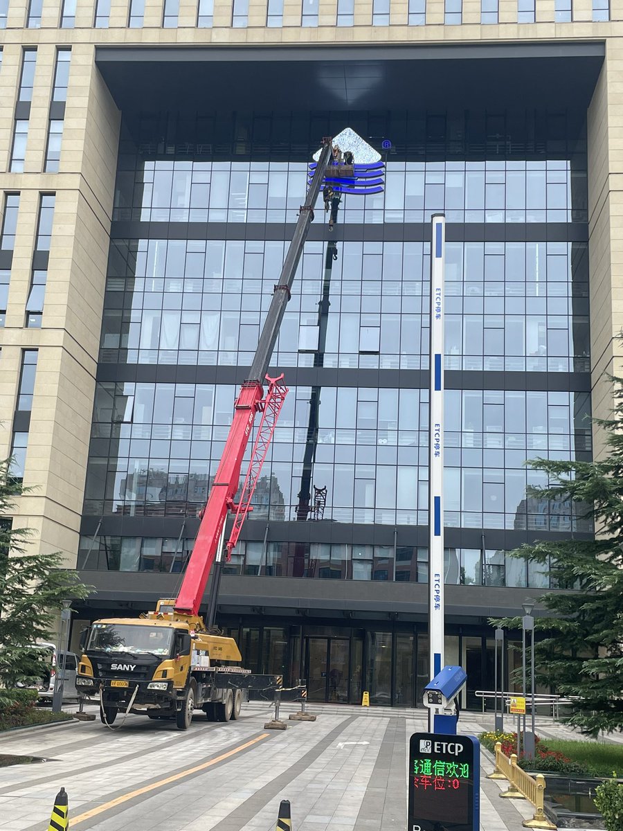 AlanJonWarner's tweet image. I saw these two bad boys on my walk back home today. This is the 2nd time I’ve seen the concrete pumper truck at this location. 

Yeah, I’m like a little kid and would still get excited to play with trucks!