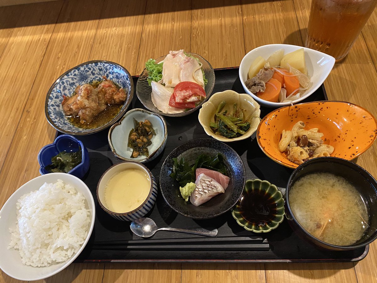 今日のおまかせセットRM28++。今日はボリューム多めだな。週末もランチセットやっててありがたい。吉成は一口食べて美味しい〜！って叫ぶような味じゃなくて、普通のお母さんが作った普通のご飯って感じ。食べ終えた時に、あ〜美味しかった、ってしみじみする。結局食べたいのはこういうの☺️(褒めてる)