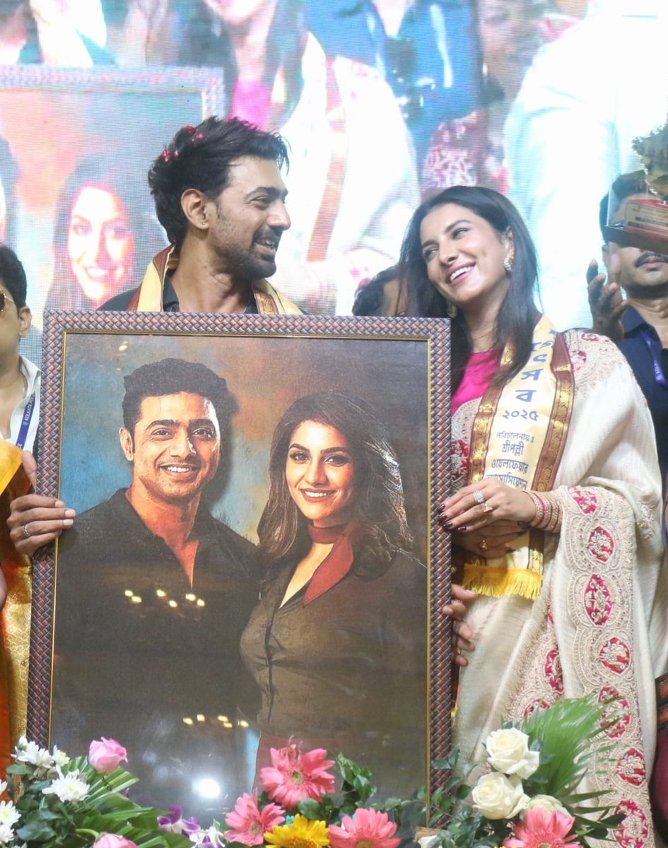 KunalGhoshAgain's tweet image. লন্ডন থেকে বিকৃত জলঢোঁড়ার সঙ্গে ছবিটা পচা, দুর্গন্ধময়। আজকের এই ছবিটা ভালো। শুভেন্দু চৌধুরী তুলেছে। লেক টাউন শ্রীপল্লী ওয়েলফেয়ার অ্যাসোসিয়েশনের দুর্গোৎসবের খুঁটিপুজোতে।
ভালো থেকো রুক্মিণী।