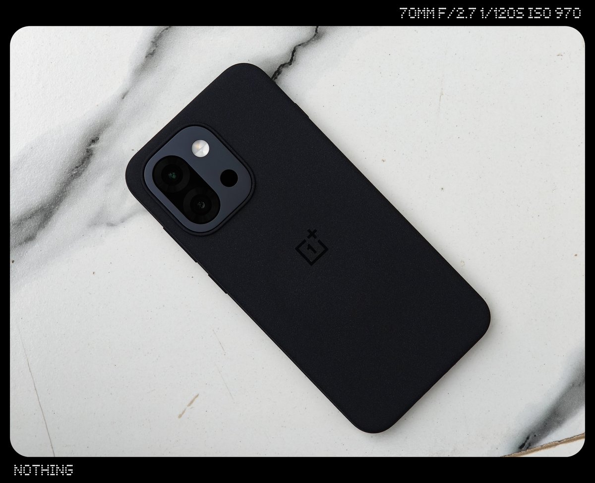 AnshuTechblog's tweet image. Sandstone is love 💗🥰 ~ OnePlus 13s
Was delivered 3 days prior but I was in between some stuff so wasn't able to check this out 📦
✅ Fantastic grip
✅ Doesn't add much bulk
✅ Premium touch & feel
✅ Tactile 🔘
But
💢 Expected raised edges for the camera