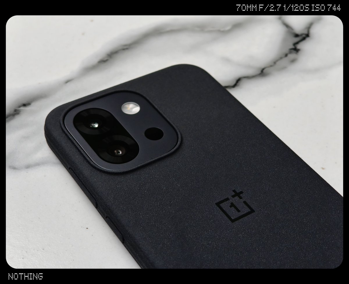 AnshuTechblog's tweet image. Sandstone is love 💗🥰 ~ OnePlus 13s
Was delivered 3 days prior but I was in between some stuff so wasn't able to check this out 📦
✅ Fantastic grip
✅ Doesn't add much bulk
✅ Premium touch & feel
✅ Tactile 🔘
But
💢 Expected raised edges for the camera