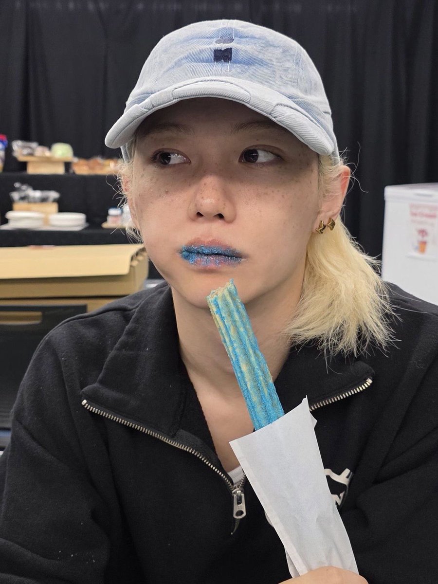 dailylixiee's tweet image. felix and everything blue against the whole world
