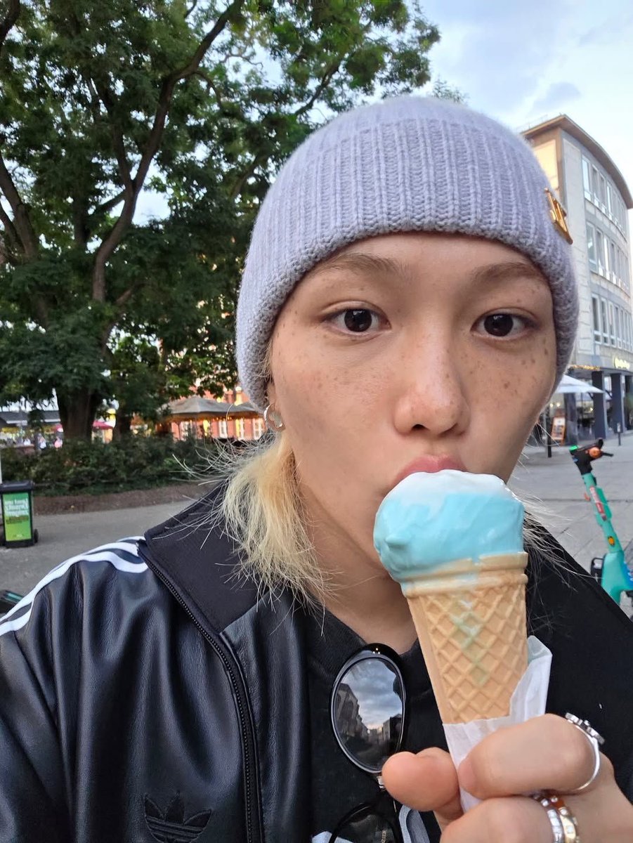 dailylixiee's tweet image. felix and everything blue against the whole world