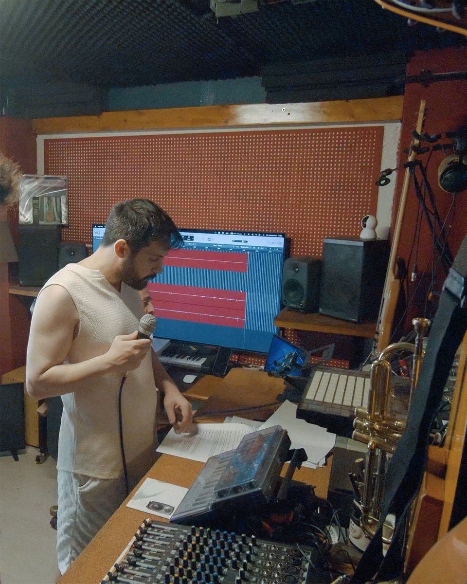 hamduyum. projesi neredeyse bitti. Ama ben de bittim. Anlatıcı için üç aktör değişti, dördüncüyle görüşüyoruz. Doğru sesi arıyoruz. Hallettiğimiz an post'a geçeceğiz.