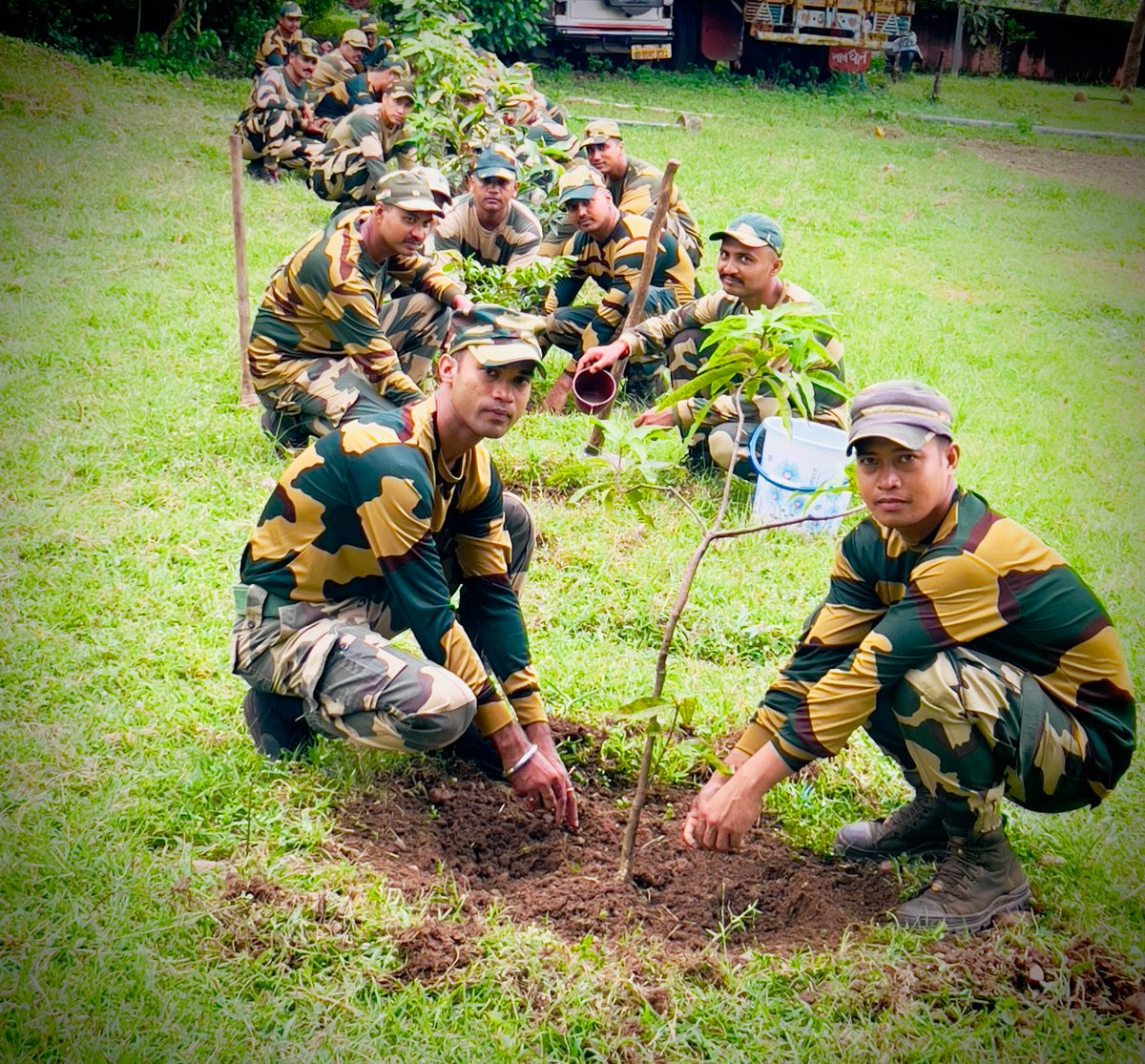 BSFODISHA's tweet image. 🇮🇳 हरित भारत की ओर एक कदम! 🌱💚
116 बटालियन BSF की जी कंपनी, सीओबी गोछापड़ा में पौधारोपण अभियान चलाया गया और विविध प्रजाति के अधिकाधिक पौधे लगाए गए। #BSF
#हरितभारत
#पौधारोपण
#BSFOdisha 🛞