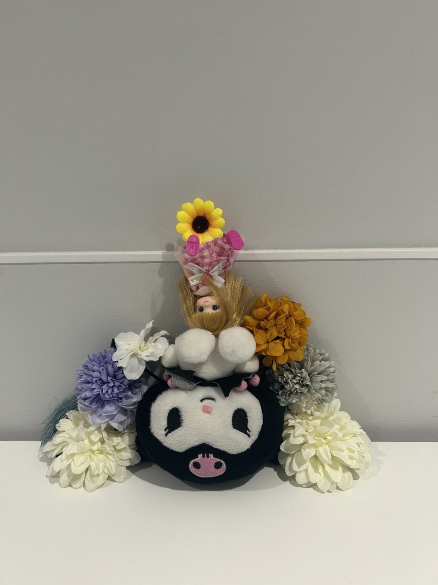 ゆらゆらのクロミちゃんとなんとかちゃんひっくり返してお花飾った
プリプリ怒ってて満足