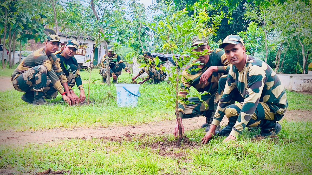 BSFODISHA's tweet image. 🇮🇳 हरित भारत की ओर एक कदम! 🌱💚
116 बटालियन BSF की जी कंपनी, सीओबी गोछापड़ा में पौधारोपण अभियान चलाया गया और विविध प्रजाति के अधिकाधिक पौधे लगाए गए। #BSF
#हरितभारत
#पौधारोपण
#BSFOdisha 🛞