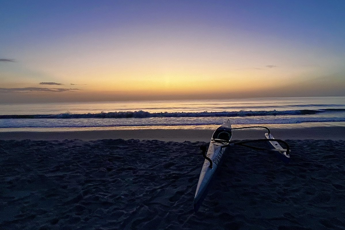 KipAuthor's tweet image. Earlier this morning: prepping my canoe to catch the sunrise on the ocean 😊
#sunrise #AtlanticOcean #outriggercanoe #indieauthors