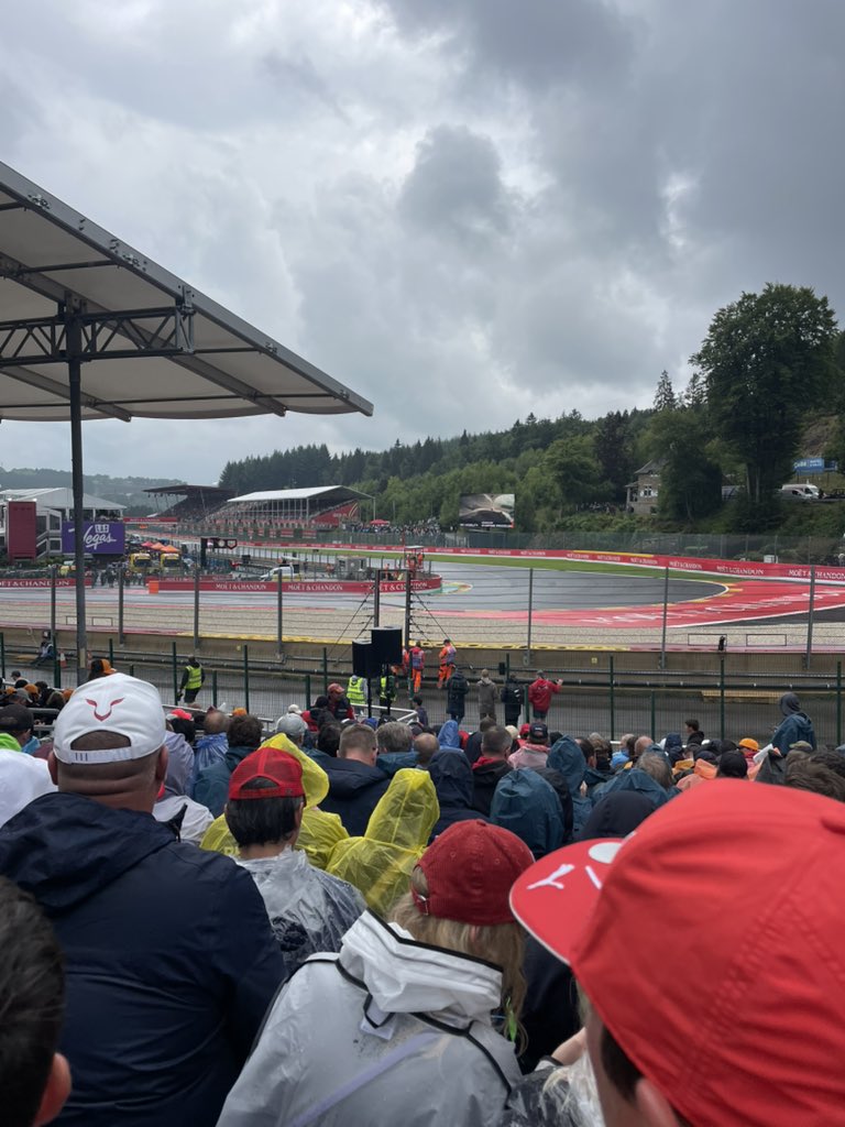 Adrian_Vicker's tweet photo. @HillF1 Stopped raing, why not 4-5 laps on full wets to clear the surface water? https://t.co/CqhikSFjsY