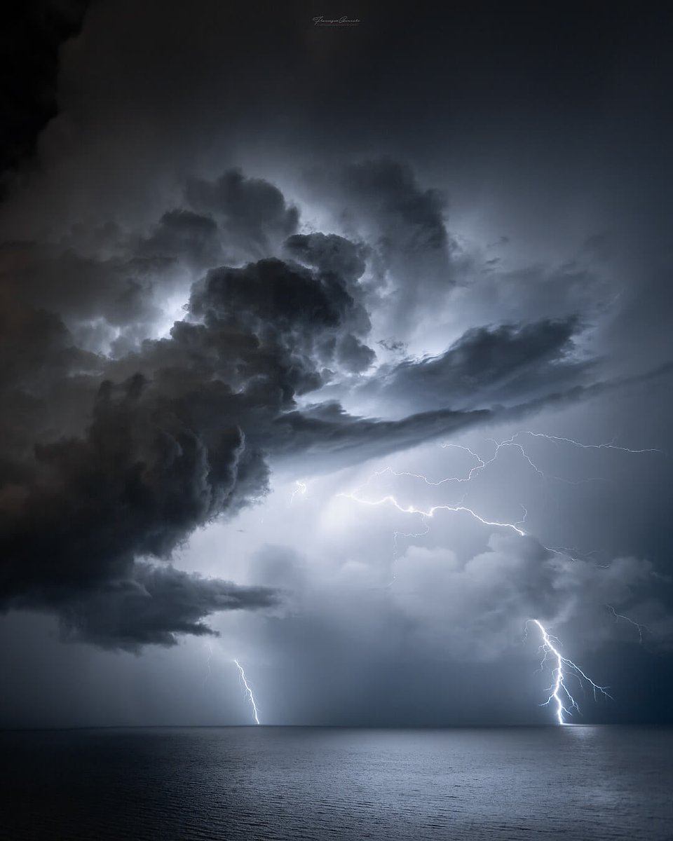BigBangSciCom's tweet image. Un bel orage photographié le 25 aout 2021 au-dessus de la mer Adriatique, depuis Fiorenzuola di Focara
Crédits : Francesco Gennari
shop.extremeweather.club/francescogenna…
via Extreme Weather Club
#Clouds #Nuage #Météorologie #Meteorology #weather #nature #naturelovers