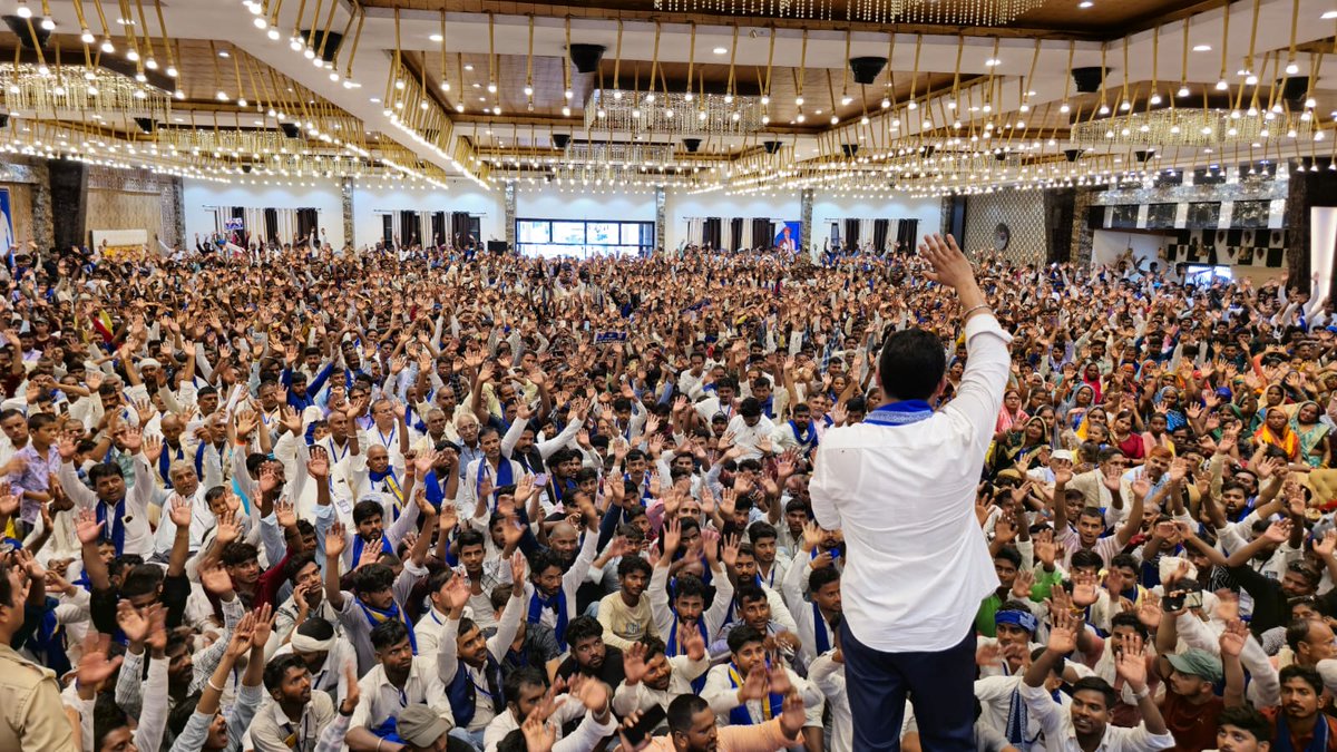 आज उत्तर प्रदेश के जिला बहराइच में आयोजित "अस्तित्व बचाओ–भाईचारा बनाओ" प्रबुद्ध जनसम्मेलन में अपनों के बीच अनेक महत्वपूर्ण विषयों पर विचार साझा किए।

 1. ओबीसी की जातिवार जनगणना का मुद्दा:
केन्द्र सरकार द्वारा अन्य पिछड़ा वर्ग (OBC) की जाति आधारित जनगणना को जानबूझकर न कराना,