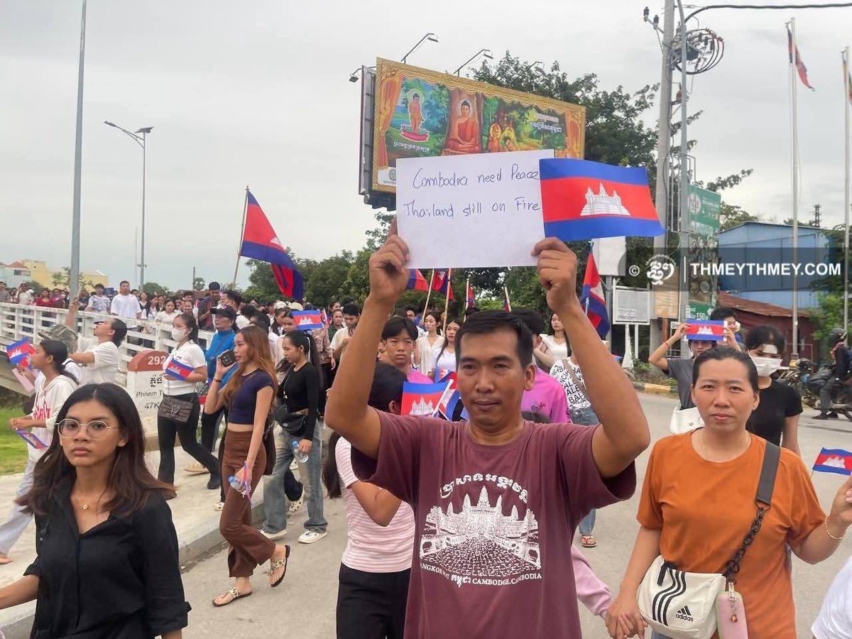 TTNEnglish's tweet photo. BATTAMBANG - Thousands of Cambodians in Battambang province parade on the streets urging for the return of peace amid Thai aggression. https://t.co/QwTdftui2p