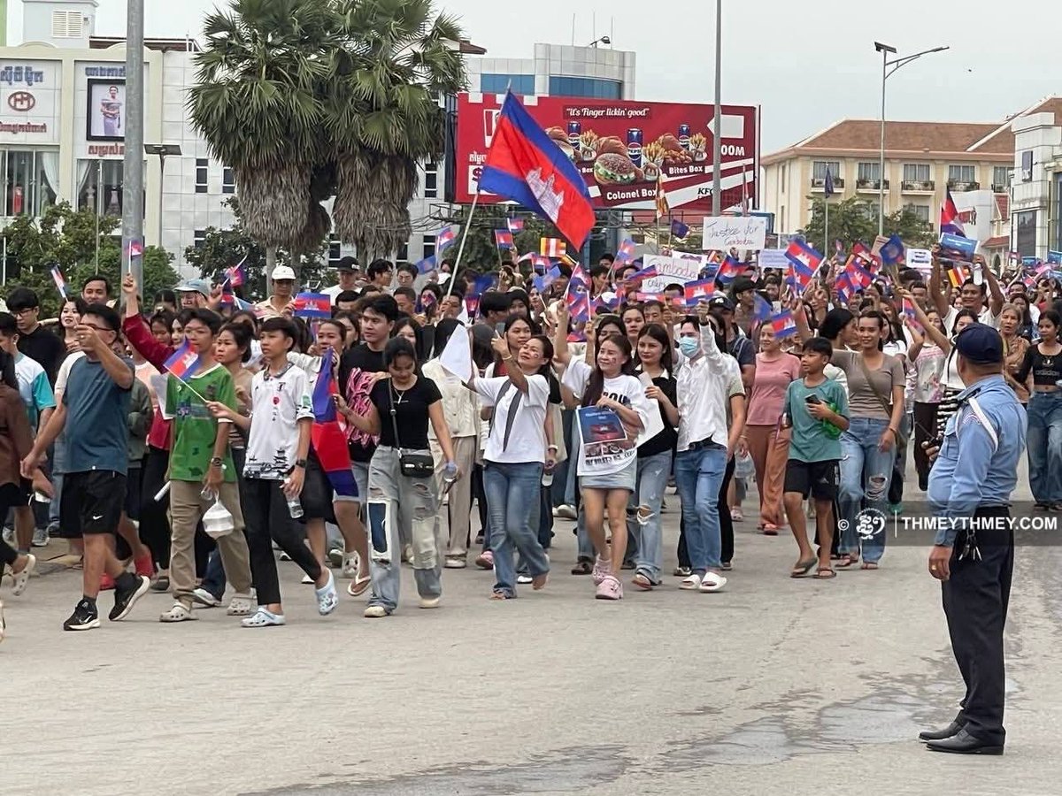 TTNEnglish's tweet photo. BATTAMBANG - Thousands of Cambodians in Battambang province parade on the streets urging for the return of peace amid Thai aggression. https://t.co/QwTdftui2p