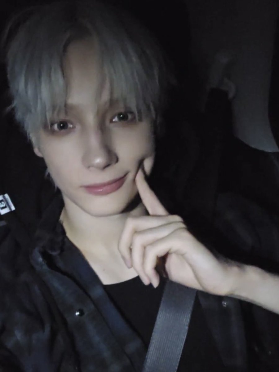 moing25's tweet image. .      ( 이 아이. . 볼이 무겁진 않을까 . . ? )
   O
o