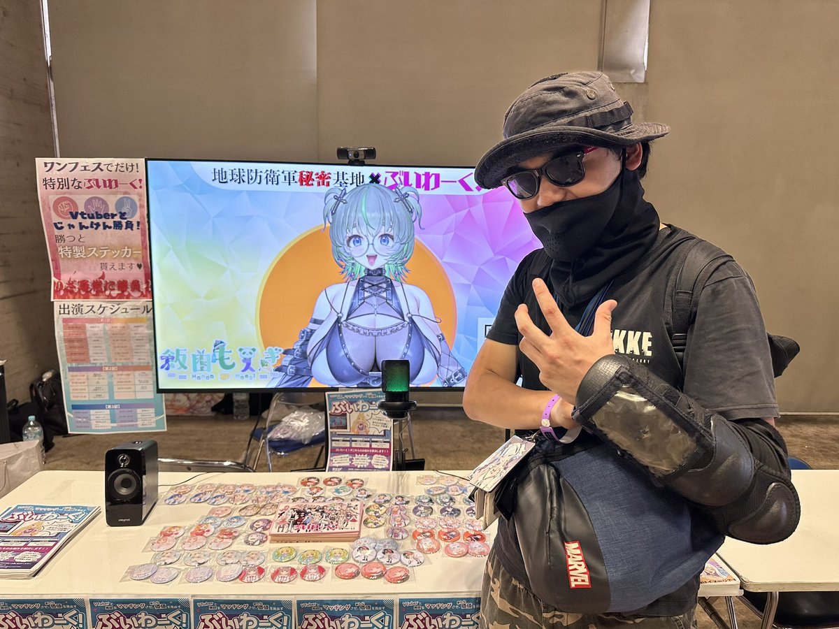 codereidn's tweet image. #ワンフェス
 #WF2025S
 #ワンフェス2025夏
最後に､ #飯田もえぎ さん［@moegi_zmg ］とじゃんけん。
一回目あいこ､2回目は勝ち。
そして言訳まみれさん［＠excusemamire ］と遭遇､まぁ撮影だけはさせてもらいました。
いい思い出になったな。
さらばだっ！
 #ぶいわーく