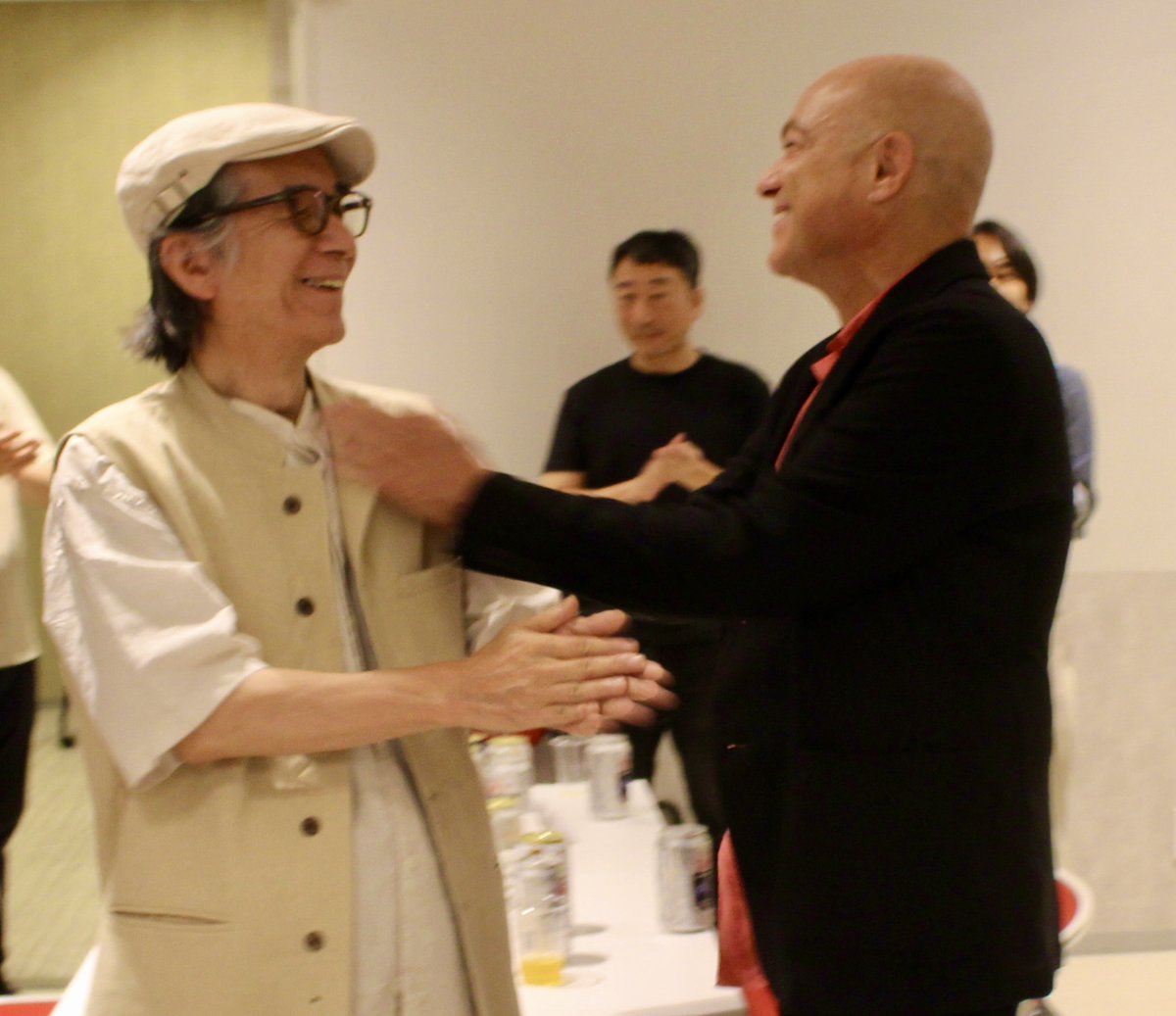 drumythm's tweet image. 今回パルコ劇場上映にあたっては、山口宏子さんの司会でサイモン・ブルックと私のトークが組まれ、彼と久々に再会することができた。ピーターや私たちとインドに同行したと時、サイモンは高校生だった。その彼が3年前に亡くなったピーターの仕事をこのような形で継続してくれたことを嬉しく思う。