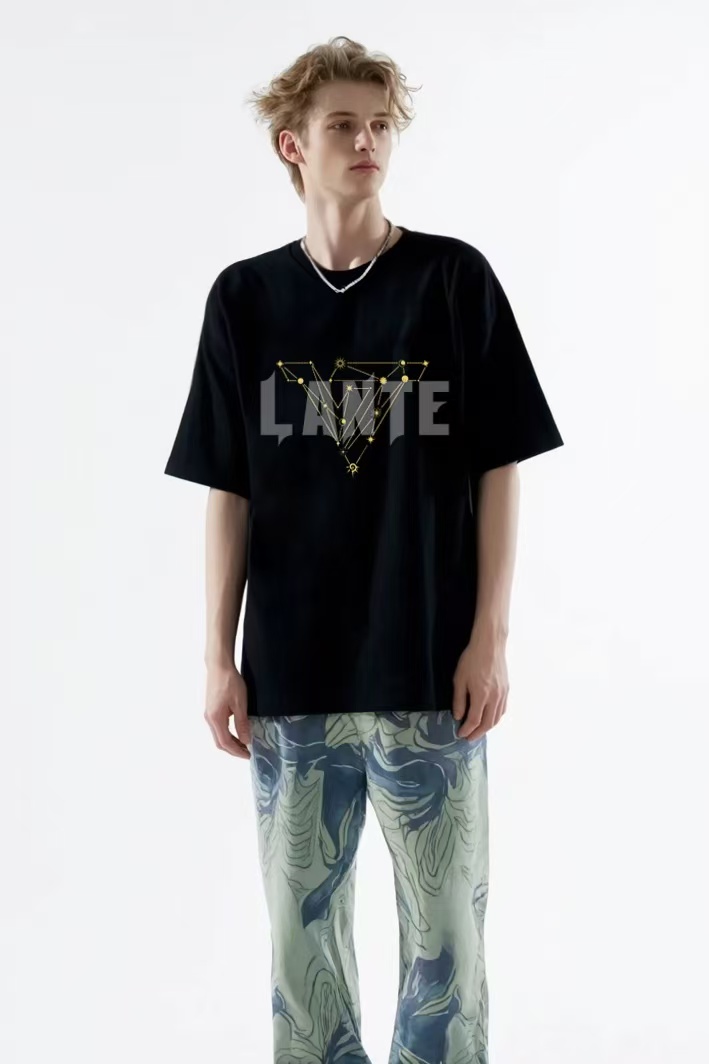 T0S1eep's tweet photo. 【LANTE Two-Tone T-Shirt】Straight from the 90s playbook
That slightly loose fit + perfect chest lettering = chef’s kiss. Pair with biker shorts for sporty spice, or a leather skirt for downtown cool Layer it up and watch the silhouette evolve—this tee only get better with time https://t.co/nNleI47DpA