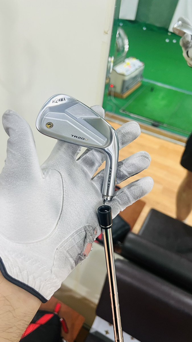 내 첫 아이언, 7번이 부러졌다. 새로 레슨을 받으면서 임펙트가 좋아졌다 싶더니~ 순식간에 헤드가 날아갔다... 목요일 필드가야되는데...
아무래도 AS 기간이 안될 듯...... 
이럴 땐 필드에서 그냥 6번 짧게 잡고 쳐야하나요?