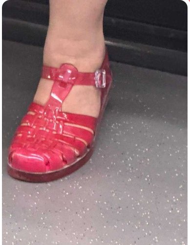 Con tanti appuntamenti che mi ritrovo ad affrontare ogni santo giorno questa mattina ho trovato un po' di tempo per andare in spiaggia con le mie nuove bellissime scarpette, 
i pensieri che mi attanagliano da guida della nazione per un'attimo sono spariti.