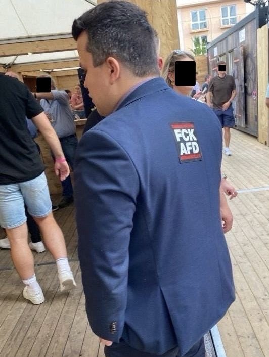 U71pb's tweet image. Das ist #MarvinWeber:
Das BfV warnt vor ihm.
Marvin ist braun, selbstüberschätzt und will Bürgermeister von #Paderborn werden.
In meiner Heimatstadt mag ihn niemand.
Deshalb hat man ihm einen #fckAfD-Sticker verpasst.
Damit rennt Klein-Marvin gerade übers Volksfest #Libori.
