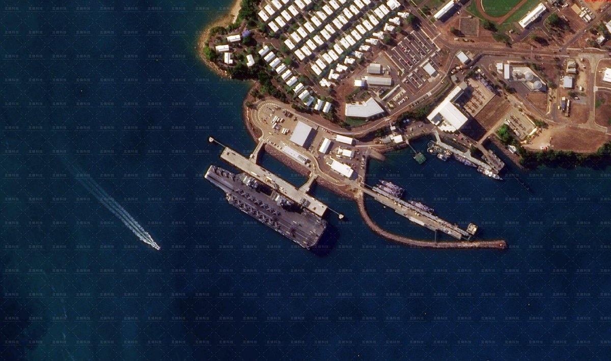 vanguardintel's tweet image. The Royal Navy's HMS Prince of Wales aircraft carrier docked at the naval base HMAS Coonawarra, Darwin, Australia, on July 23, marking the first Royal Navy carrier visit to Australia since 1997.
This visit concludes the carrier's involvement in Talisman Sabre 2025, a large-scale…