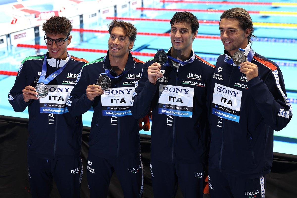 ItaliaTeam_it's tweet image. ANCORAAAAAAAAAAAAAA 🤩
Esattamente un anno dopo il bronzo olimpico di #Paris2024, l’Italia è ARGENTO MONDIALE nella 4x100 stile libero maschileeeeeeeeee! 🔥
A strappare la medaglia a Singapore sono Carlos D’Ambrosio, Thomas Ceccon, Lorenzo Zazzeri e Manuel Frigo! 💪…