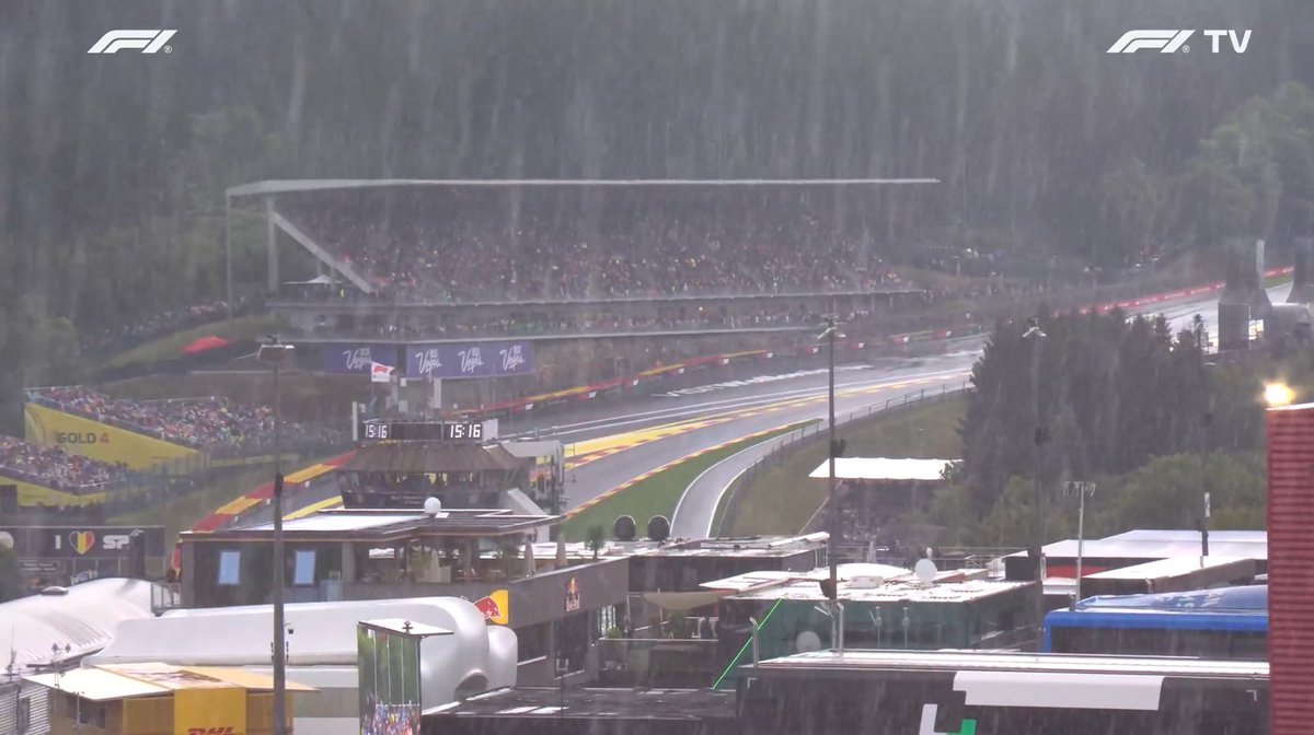 paddock_inside's tweet image. "Jean-Louis, il tombe des hallebardes, une vraie cataracte..."
#F1
