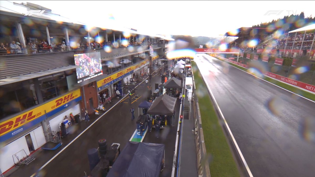 f1speed_indo's tweet photo. Yak, tenda UMKM terpasang lagi.

Hujan deras kembali turun. https://t.co/EyWjFvb6mi