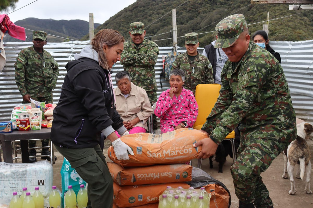 #FelizDía | Nuestros soldados desarrollaron una jornada de apoyo social en un hogar para adultos mayores ubicado en el corregimiento de Buesaquillo, municipio de Pasto, #Nariño.

Allí se entregaron mercados, ropa, materiales de construcción y demás elementos esenciales para el