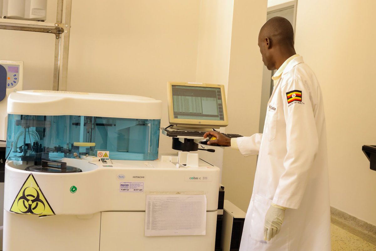 MakSaviour's tweet image. With love in Buhinga hospital,the #GoldenPosts team reflecting a sense of Humanity in practice by what flows out to the world to create an impact. @ObukamaBwaTooro