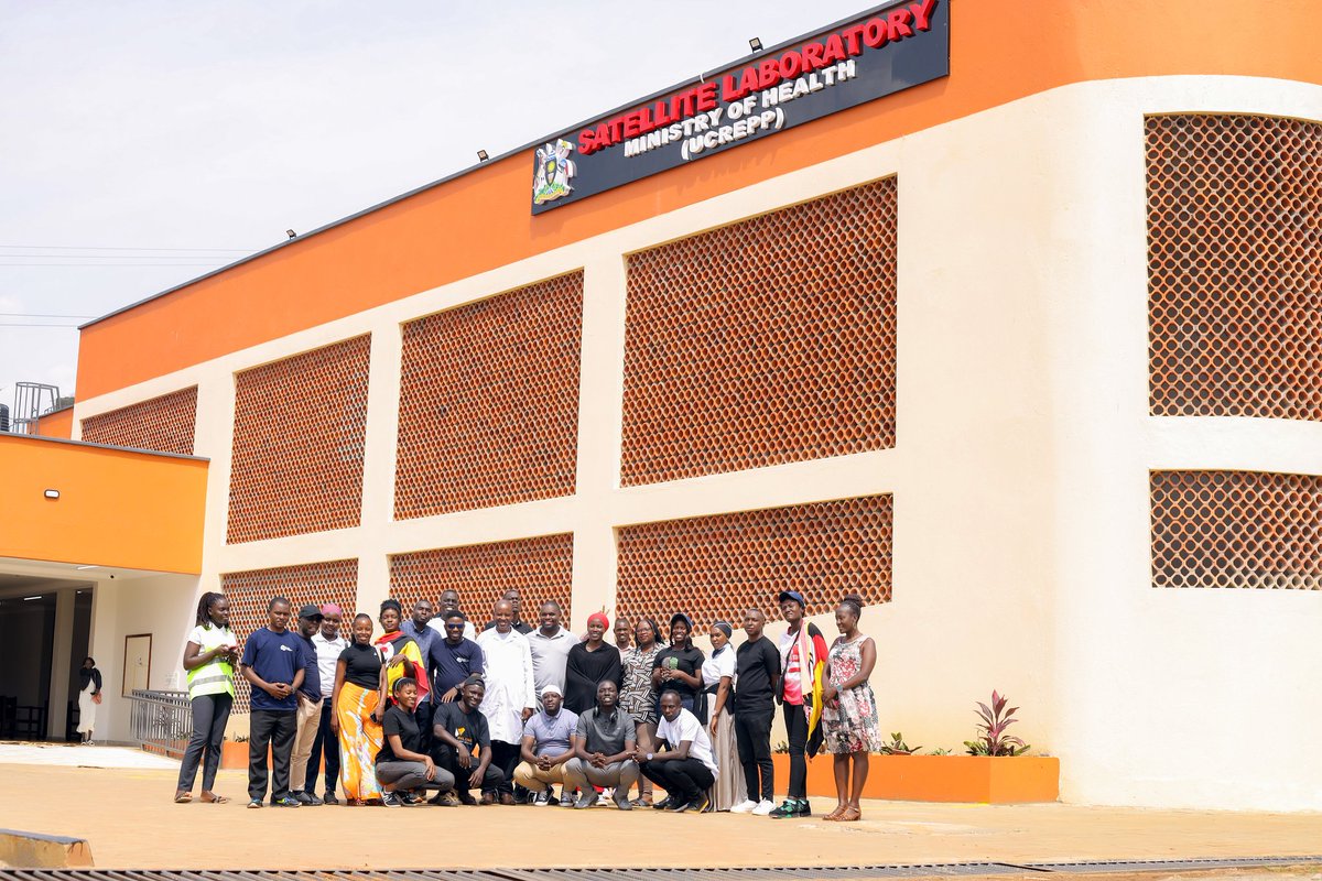 MakSaviour's tweet image. With love in Buhinga hospital,the #GoldenPosts team reflecting a sense of Humanity in practice by what flows out to the world to create an impact. @ObukamaBwaTooro